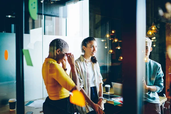 Los Colegas Masculinos Femeninos Serios Que Hablan Entre Discuten Las — Foto de Stock