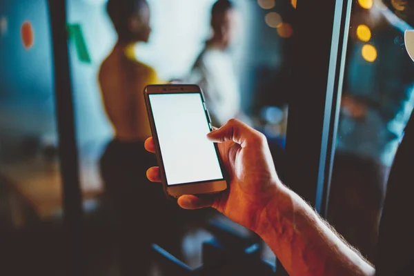 Gesneden Weergave Van Hand Houden Smartphone Apparaat Met Kopieerruimte Voor — Stockfoto