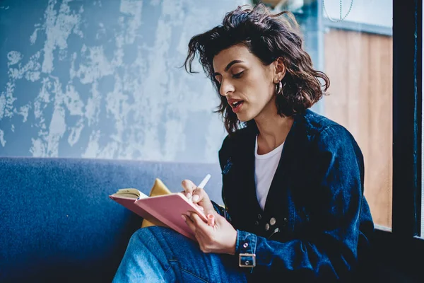 Pensive Mladá Žena Oblečená Ležérní Stylové Oblečení Sedí Gauči Psát — Stock fotografie