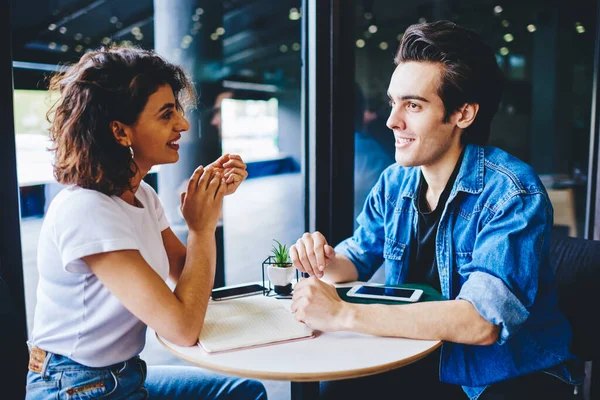 Amable Cálida Reunión Chicos Hipster Vestidos Con Ropa Casual Cafeteria — Foto de Stock