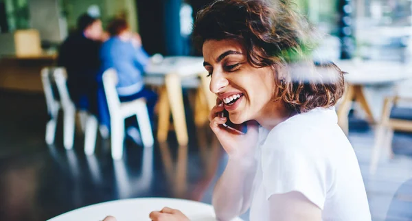 Mujer Joven Feliz Con Corte Pelo Elegante Que Llama Teléfono — Foto de Stock