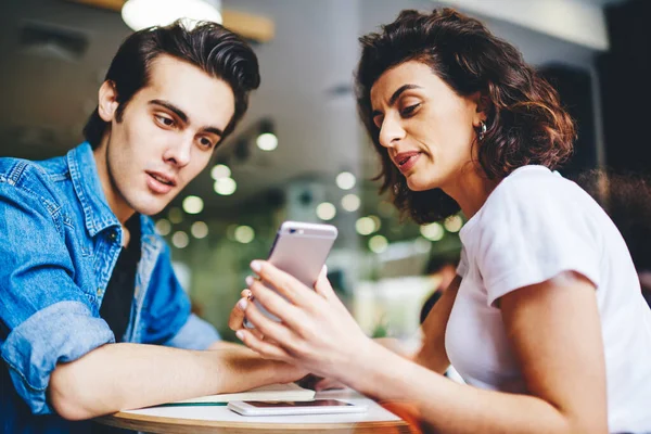 Mulher Jovem Mostrando Smartphone Com Aplicativo Móvel Hipster Cara Vestida — Fotografia de Stock