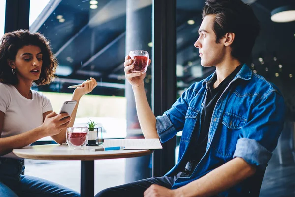 Mujer Joven Charlando Red Social Teléfono Inteligente Mientras Que Pasar — Foto de Stock