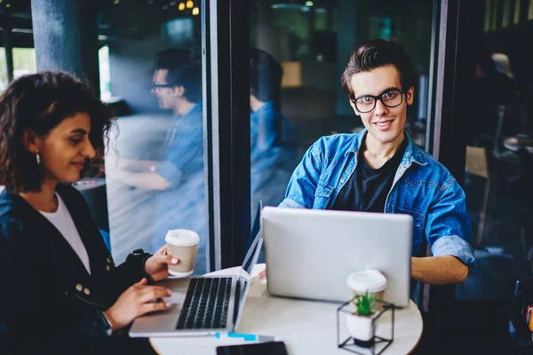 Retrato Joven Sonriente Mirando Cámara Trabajando Ordenador Portátil Moderno Usando — Foto de Stock