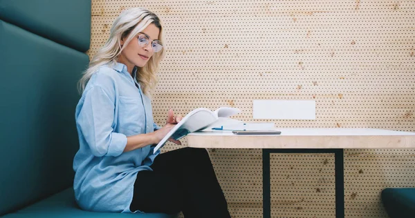 Chica Hipster Rubia Caucásica Traje Casual Leyendo Libro Universitario Durante —  Fotos de Stock