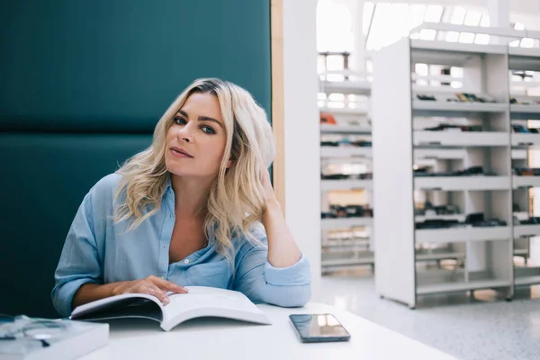 Retrato Una Joven Hipster Caucásica Descansando Con Libro Favorito Cómoda —  Fotos de Stock