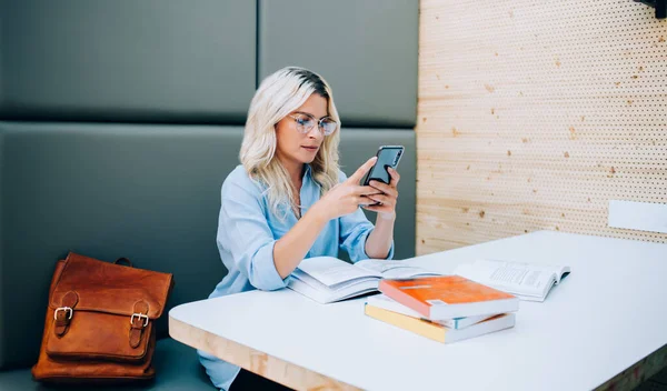 Atractiva Chica Hipster Rubia Utilizando Aplicación Teléfono Inteligente Para Estudiar —  Fotos de Stock