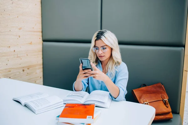 Chica Hipster Caucásica Milenaria Gafas Ópticas Comprobar Notificación Dispositivo Teléfono —  Fotos de Stock