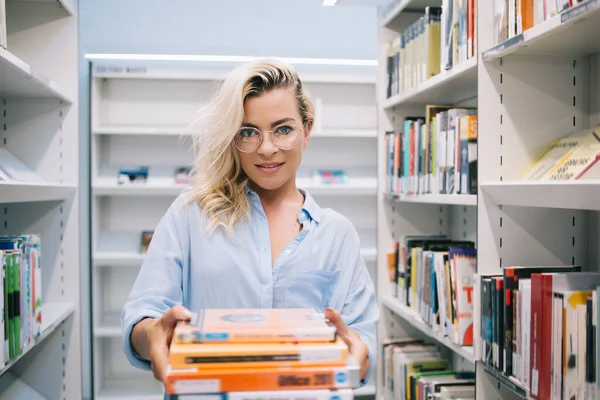 身穿时髦眼镜的年轻女图书管理员的半幅肖像 用于视力矫正 为教育提供书籍 并为她们提供阅读 知识概念和教育 — 图库照片