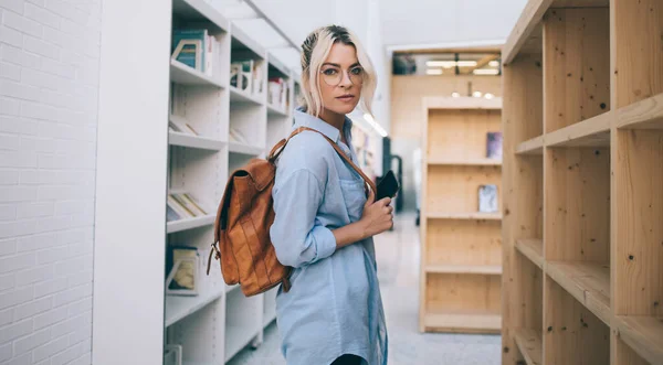 Halblanges Porträt Eines Kaukasischen Hipster Mädchens Mit Optischer Brille Das — Stockfoto