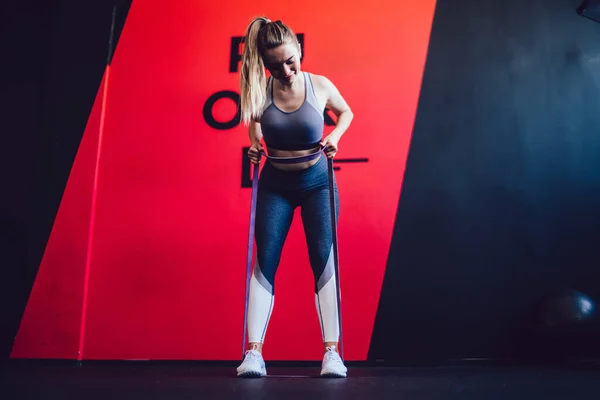 Fitness Vrouw Bodybuilder Holding Expander Voor Het Trainen Van Spieren — Stockfoto
