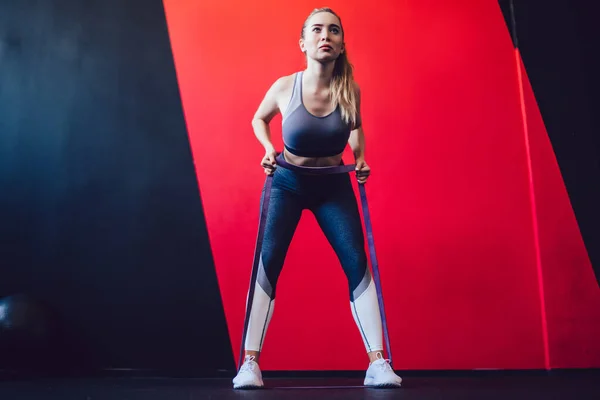 Jovem Mulher Esportiva Fazendo Exercícios Com Elástico Gastando Tempo Para — Fotografia de Stock