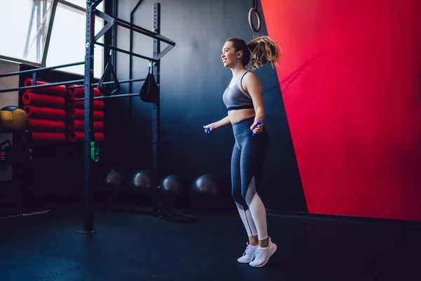 Mulher Alegre Anos Com Equipamento Treinamento Aproveitando Tempo Salão Esporte — Fotografia de Stock