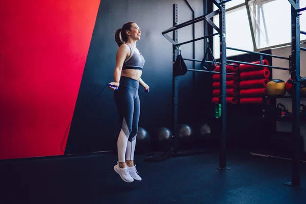 Positive Kaukasische Fitness Girl Mit Perfekter Körperform Springseil Beim Aufwärmen — Stockfoto