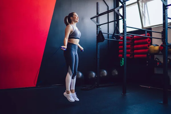 Positiva Ragazza Caucasica Con Perfetta Forma Del Corpo Che Salta — Foto Stock