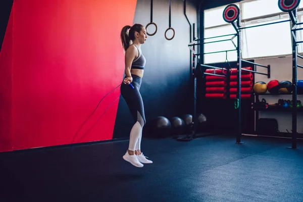 Vista Lateral Chica Hipster Activa Deporte Cierre Saltar Cuerda Durante — Foto de Stock