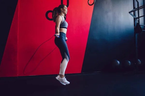 Jonge Vrouw Met Touw Overslaan Tijdens Training Tijd Moderne Pilates — Stockfoto