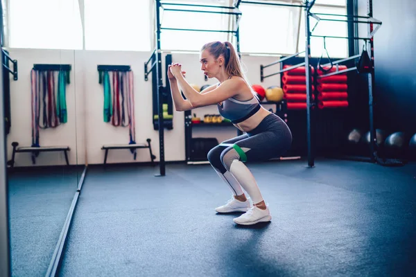 Zijaanzicht Van Jonge Vrouwelijke Bodybuilder Sportkleding Besteden Tijd Voor Het — Stockfoto