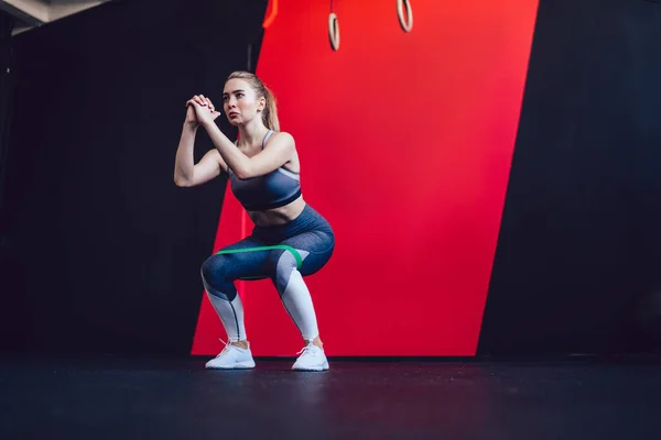 Atraente Caucasiano Ajuste Menina Treinando Pernas Músculos Burro Salão Esporte — Fotografia de Stock