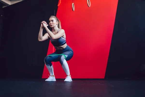 Attrayant Caucasien Ajustement Fille Entraînement Jambes Les Muscles Cul Dans — Photo