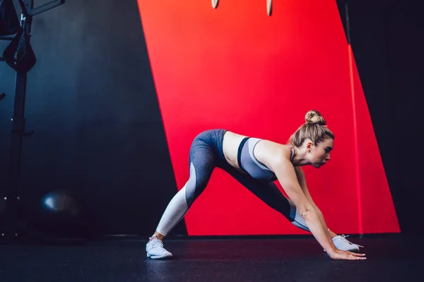 Hermosa Chica Hipster Estirando Los Músculos Del Cuerpo Antes Entrenar — Foto de Stock