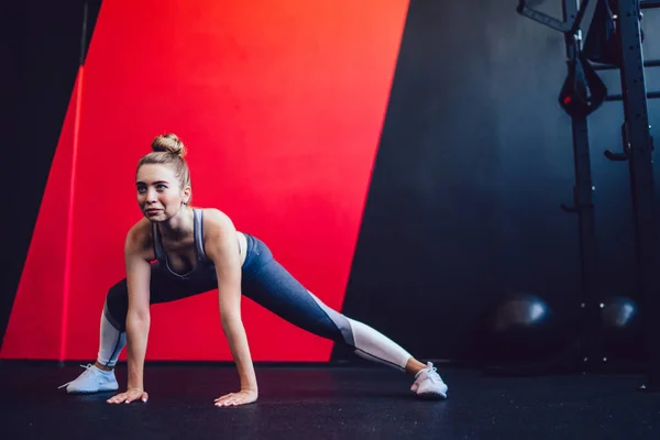 Blanke Vrouwelijke Atleet Traint Hard Fitnessstudio Stretching Warming Sportvrouw Doet — Stockfoto