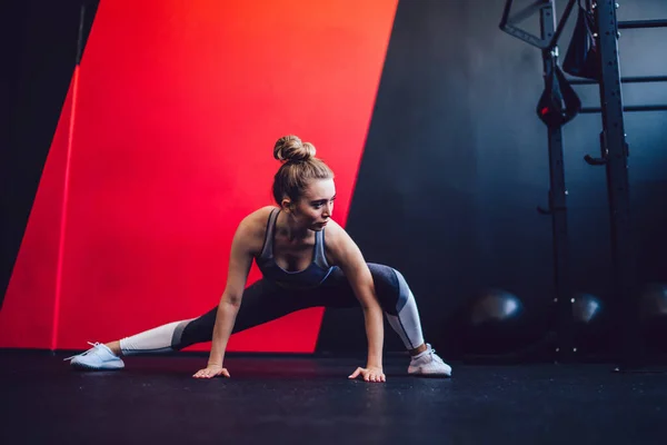 Sportieve Vrouwelijke Bodybuilder Gekleed Stijlvolle Trainingspak Stretching Benen Doen Longtraining — Stockfoto