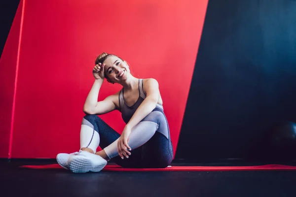 Retrato Chica Crossfit Alegre Sonriendo Cámara Mientras Descansa Alfombra Roja — Foto de Stock