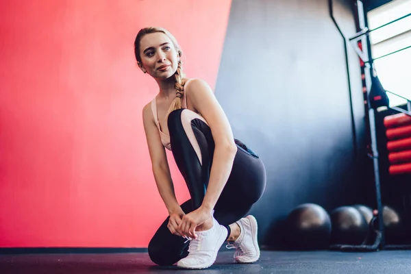 Treinador Feminino Atraente Amarrando Seus Atacadores Tênis Enquanto Prepara Para — Fotografia de Stock