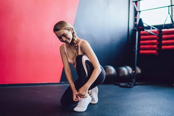 Wellness Vitaliteit Concept Van Gezonde Levensstijl Vrolijke Blanke Vrouwelijke Trainer — Stockfoto