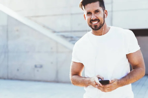 Halblanges Porträt Eines Glücklichen Mannes Leerem Shirt Der Die Kamera — Stockfoto