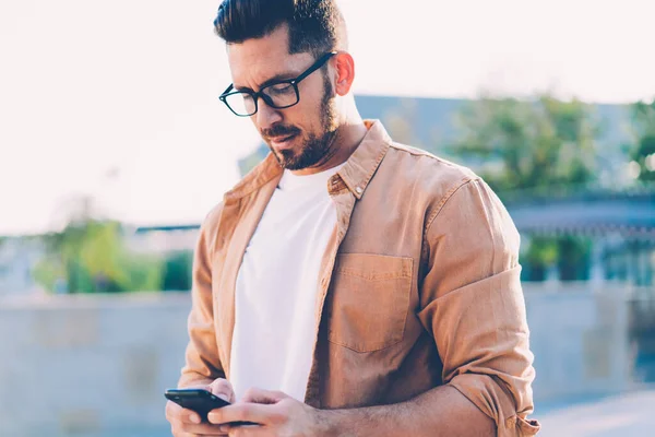 Schöner Kaukasischer Mann Mit Brille Für Den Augenschutz Der Textnachricht — Stockfoto