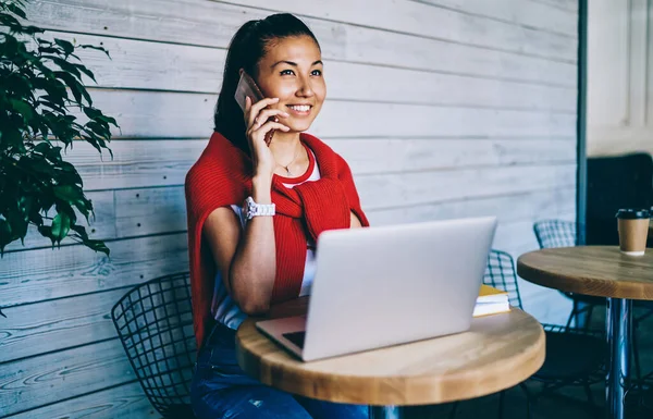 Milenial Alegre Chica Hipster Japonés Llamando Teléfono Inteligente Mientras Que —  Fotos de Stock