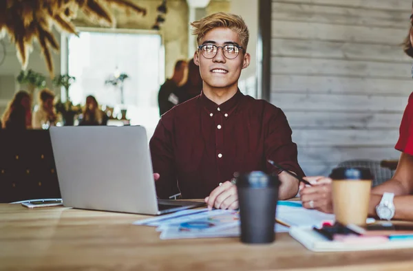 Estudiante Hipster Chino Ponderando Gafas Ópticas Para Corrección Visión Pensando — Foto de Stock