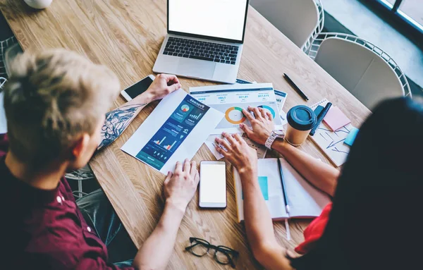 Zugeschnittene Draufsicht Asiatischer Studenten Die Einem Hölzernen Desktop Mit Statistikdiagramm — Stockfoto