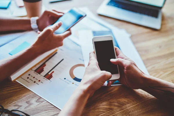 Ausgeschnittene Ansicht Von Händen Die Moderne Mobiltelefone Halten Und Mit — Stockfoto