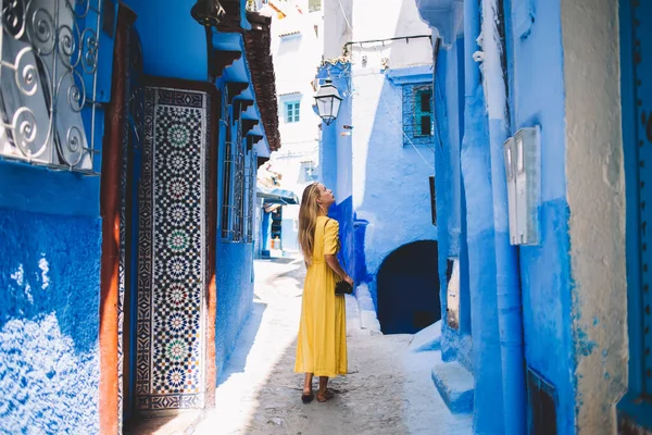 Vacker Flicka Med Amatörkamera Stående Turist Stad Marocko Inspektera Orientaliska — Stockfoto