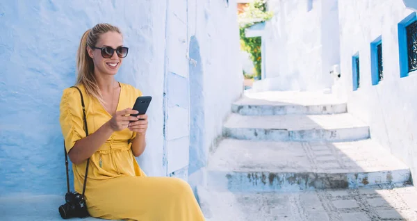 Vrolijke Hipster Meisje Met Retro Technologie Rust Nemen Buiten Met — Stockfoto