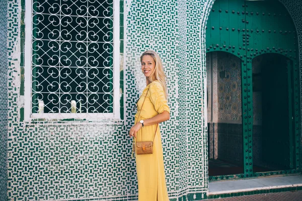 Happy Female Tourist Stylish Bag Standing Historic Center Morocco Exmines — Stock Photo, Image
