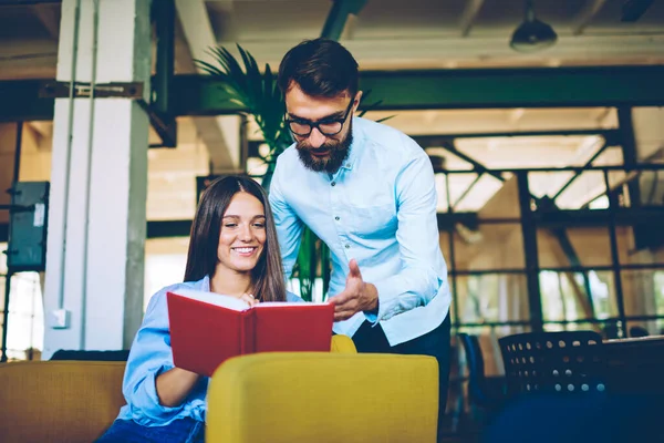 Positivt Leende Hipster Flicka Sitter Bekväm Stol Och Läsa Information — Stockfoto