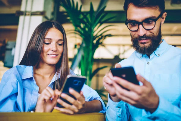 Feliz Macho Hembra Sosteniendo Dispositivos Teléfonos Inteligentes Mensajería Con Amigos — Foto de Stock