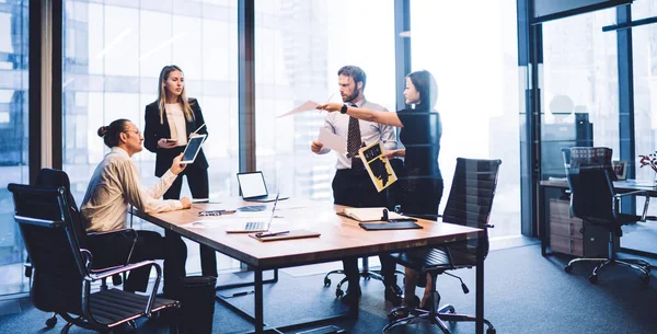 Reunión Lluvia Ideas Emprendedores Profesionales Que Cooperan Proyecto Startup Financiera — Foto de Stock