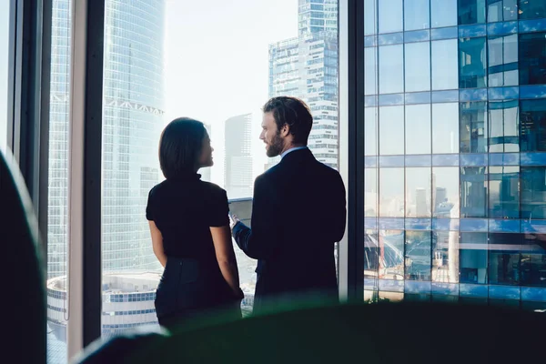 Vista Posterior Socios Comerciales Masculinos Femeninos Que Discuten Detalles Cooperación — Foto de Stock