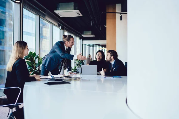 Jefe Masculino Serio Que Explica Problema Con Estrategia Los Empleados — Foto de Stock