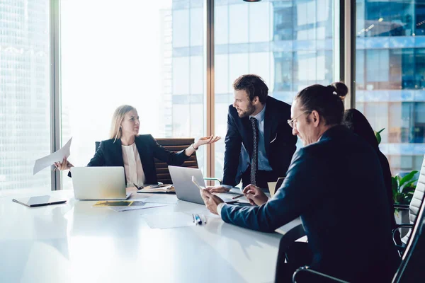 Grupo Empresarios Resolviendo Problemas Con Documentos Durante Proceso Cooperación Escritorio — Foto de Stock