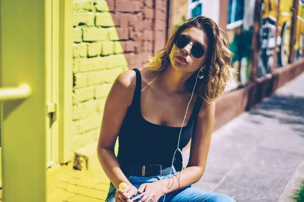 Portrait Mélomane Féminine Confiante Dans Des Lunettes Soleil Regardant Caméra — Photo