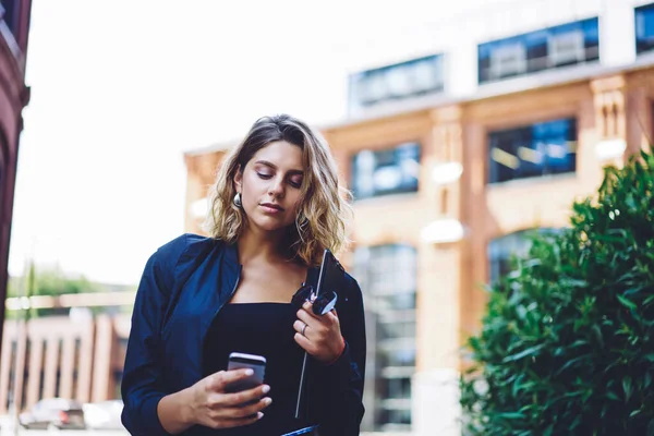 Millennial Female Student Sending Sms Message Mobile Application Using Wireless — Stock Photo, Image