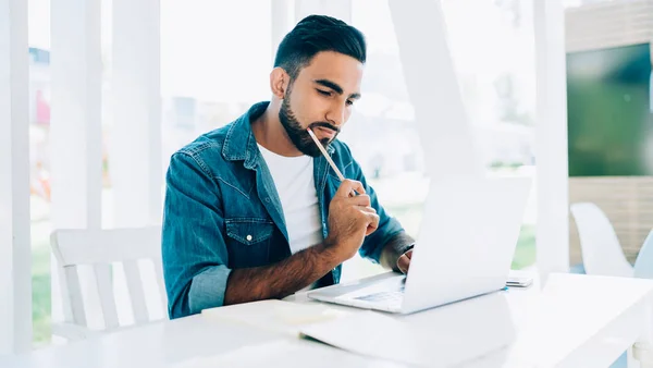 Contemplative Hipster Guy Watching Tutorial Webinar University Website Meddering Information — Stock fotografie