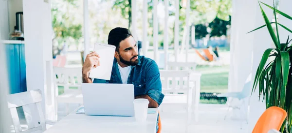 Pensive Turkse Student Houdt Leerboek Voor Onderwijs Met Schetsen Voor — Stockfoto