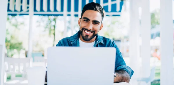 Retrato Desenvolvedor Software Turco Alegre Sentado Área Trabalho Com Dispositivo — Fotografia de Stock